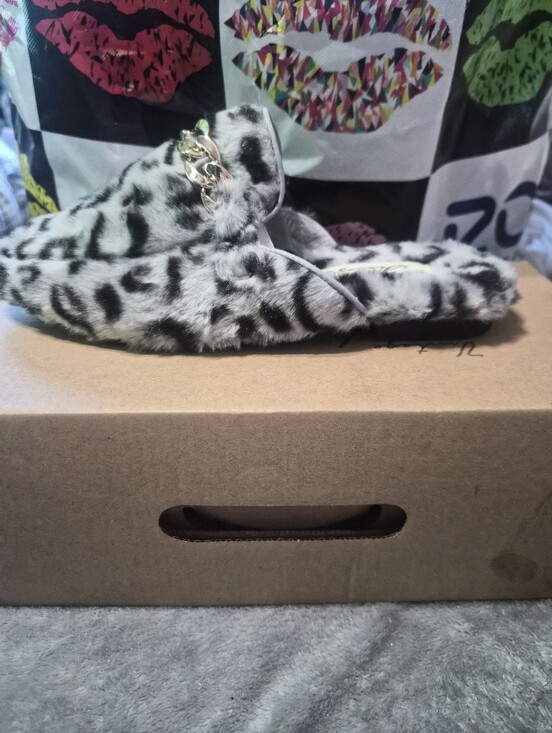 havanna Shoes - Leopard-Print Faux Fur Slide Slippers with Gold Chain Accent - Black/White